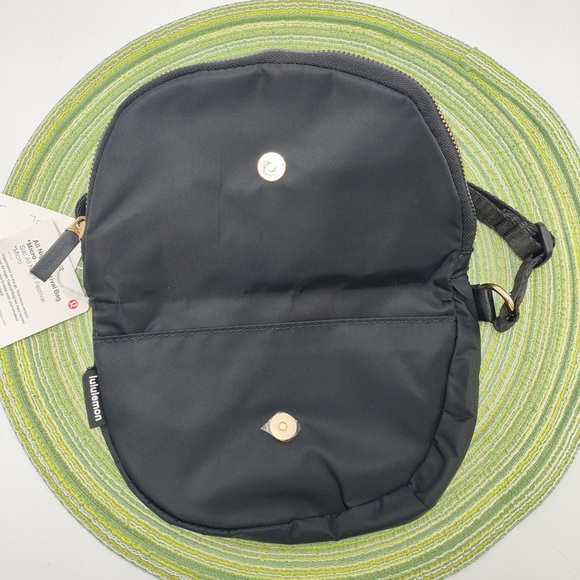 💎 lululemon athletica Black Crossbody Bag with Gold Accents 2L - Picture 5 of 5
